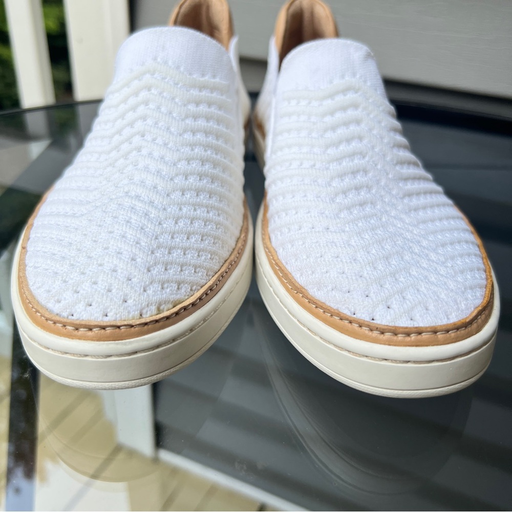 UGG White and Tan Flats - Picture 4 of 16